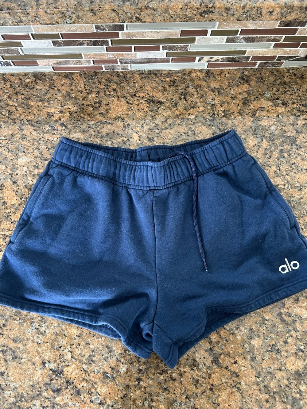 Alo shorts - Picture 3 of 4